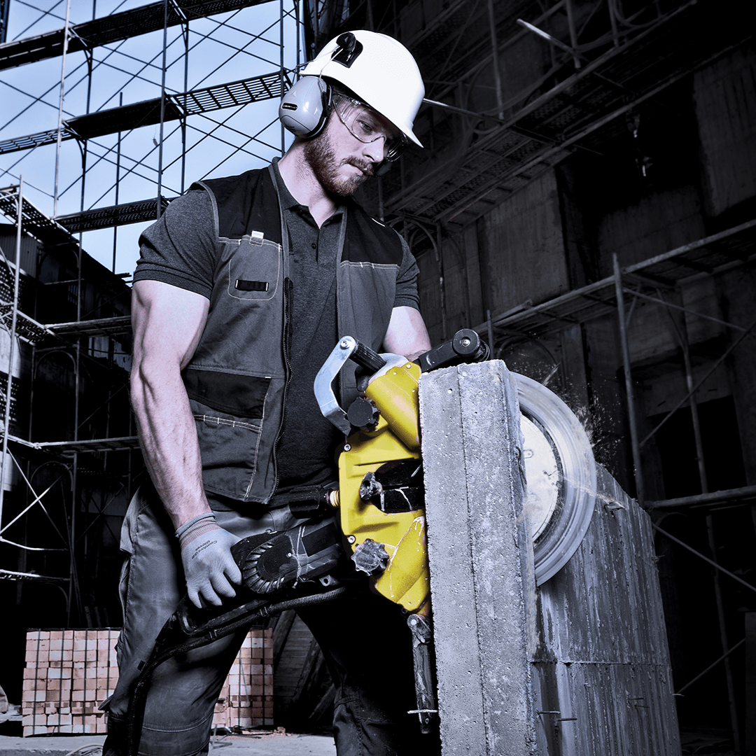 Profesional utilizando la sierra Cutronik CT290 en una obra de hormigón
